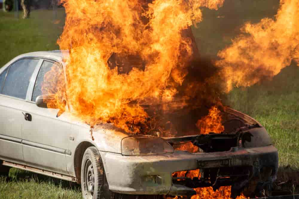 Boffalora sopra ticino: auto in fiamme a pontenuovo danneggia un'abitazione