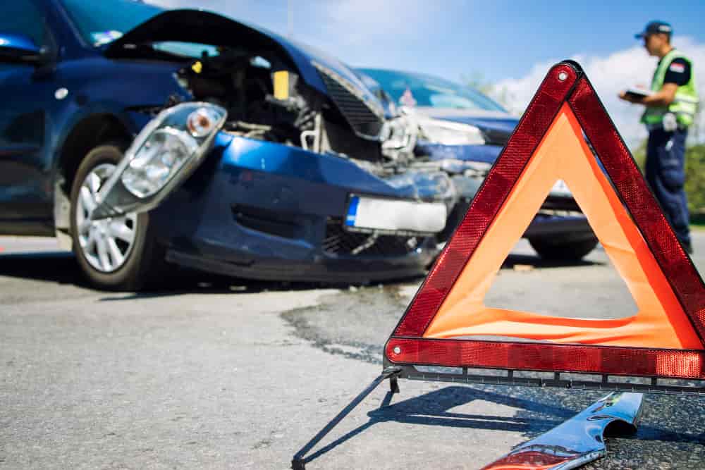 Tragedia a Cermenate: giovane biker perde la vita in un incidente Tragedia a Cermenate: il biker Andrea perde la vita in un violento incidente sulla Statale dei Giovi CERMENATE (CO) – Un tragico incidente stradale ha scosso la comunità di Cermenate nel primo pomeriggio di oggi. Un giovane motociclista di 24 anni ha perso la vita in seguito a uno scontro devastante tra la sua Kawasaki e una Nissan lungo la Statale dei Giovi. Le cause del tragico evento sono ancora in fase di accertamento. Lo schianto: impatto devastante tra moto e auto L’incidente è avvenuto poco prima delle 14:30. Il giovane, in sella alla sua Kawasaki, stava percorrendo la strada in direzione Como quando, secondo le prime ricostruzioni, avrebbe tentato un sorpasso. In quel momento, la Nissan che lo precedeva avrebbe svoltato, causando lo scontro inevitabile. La vittima, identificata come Andrea Longoni, era molto conosciuta nell’ambiente dei biker per la sua passione per le moto. Soccorsi immediati e corsa disperata in ospedale L’impatto è stato violentissimo: il giovane è stato sbalzato dalla sella della moto, riportando ferite gravissime. Sul luogo dell’incidente sono immediatamente intervenuti i soccorritori del 118, che lo hanno trasportato d’urgenza all’ospedale Sant’Anna di San Fermo della Battaglia. Purtroppo, nonostante gli sforzi del personale medico, il giovane è deceduto poco dopo l’arrivo in ospedale, già in arresto cardiaco. Una scena drammatica: moto distrutta dall'urto La violenza dello scontro ha lasciato segni devastanti. La moto è stata completamente distrutta e i detriti sono stati sbalzati per diversi metri, con alcuni pezzi finiti persino in un giardino adiacente alla Statale. La Kawasaki è risultata spezzata in due, dimostrando l’estrema forza dell’impatto. Indagini in corso: si cerca di ricostruire la dinamica Le forze dell’ordine stanno lavorando per ricostruire la dinamica precisa dell’incidente. Sarà fondamentale stabilire se il conducente della Nissan abbia segnalato correttamente la svolta e se il motociclista stesse viaggiando a una velocità elevata. Al momento, gli inquirenti non escludono alcuna ipotesi. Dolore in paese: il giovane era uscito da poco di casa La notizia ha scosso profondamente la comunità locale. Andrea, uscito di casa per un giro in moto, non avrebbe mai potuto immaginare che quel viaggio sarebbe stato il suo ultimo. Gli amici e i familiari, ancora increduli, lo ricordano come un ragazzo solare e appassionato delle due ruote. Il suo tragico destino si è compiuto in un pomeriggio di sole, su una strada che conosceva bene e che percorreva spesso. Nei prossimi giorni si attende il nulla osta per i funerali, che si preannunciano molto partecipati. La comunità si stringe attorno alla famiglia in questo momento di profondo dolore.