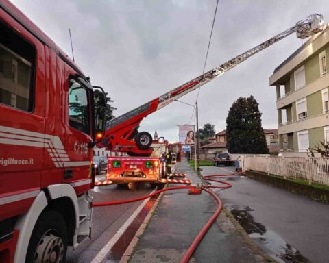 San Vittore Olona: prende fuoco un tetto intervento in emergenza dei Pompieri di Legnano e Inveruno