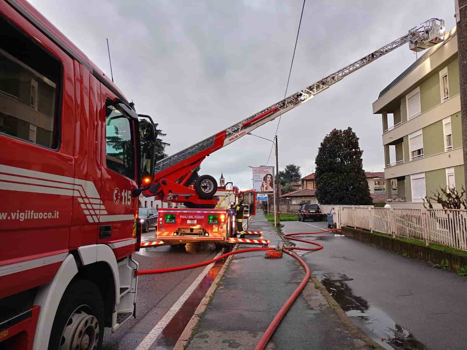 San Vittore Olona: prende fuoco un tetto intervento in emergenza dei Pompieri di Legnano e Inveruno