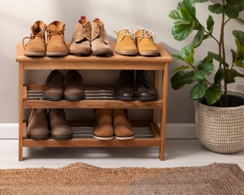 Pubblica un annuncio su Facebook per regalare una scarpiera