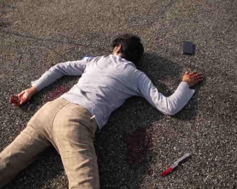 Precipita da sei metri mentre dipinge una persiana