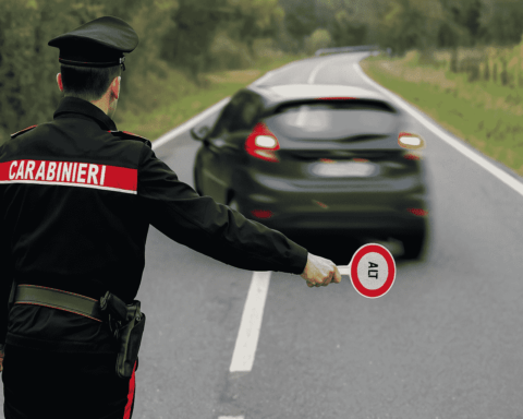 Trovato con 600 mila euro in contanti