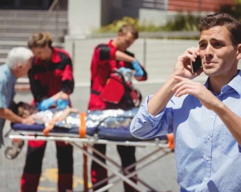 Ha un infarto in farmacia ma il defibrillatore è scarico