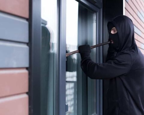 Magenta: sfondano una vetrina per portare via le bici