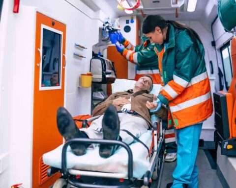 Gli da fuoco perché rifiuta di dargli da bere