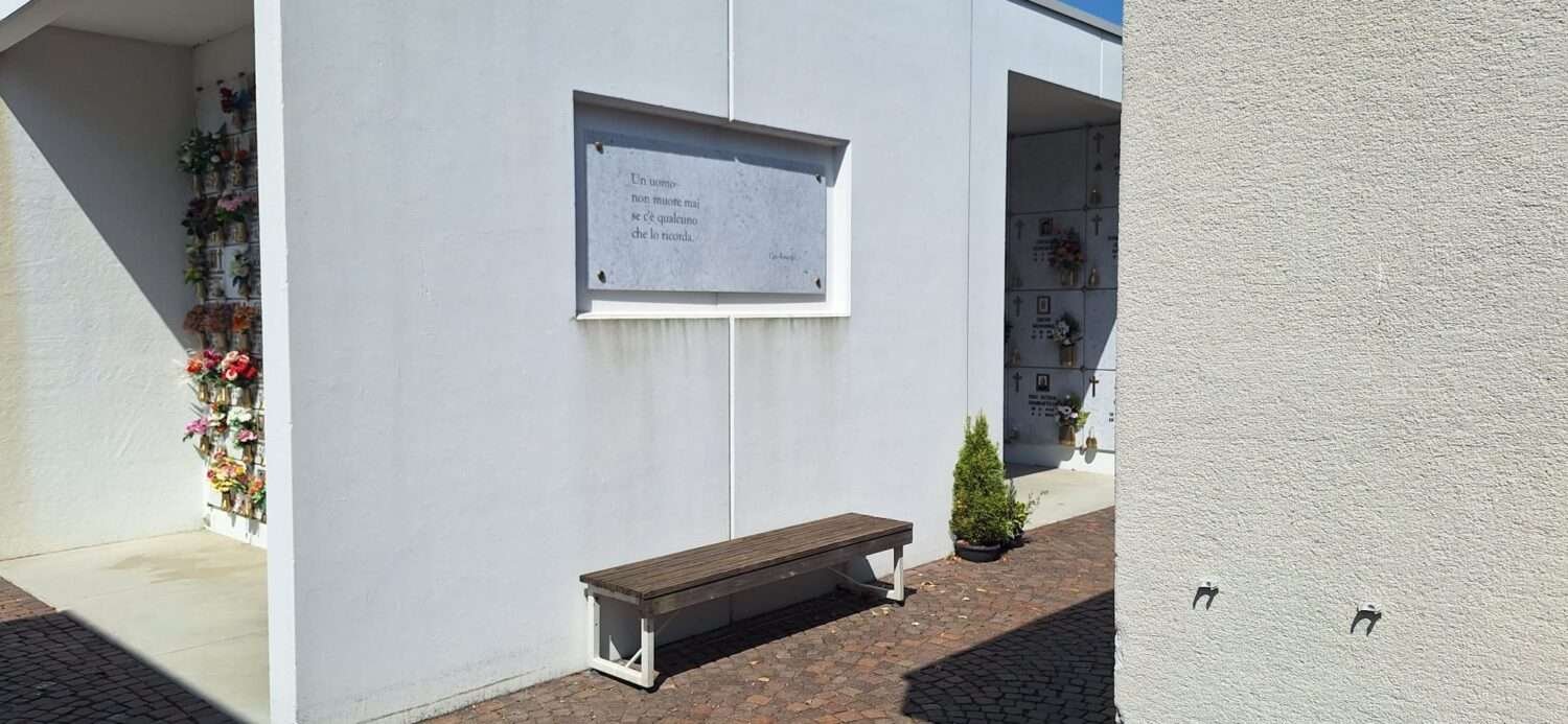 Cimitero di Inveruno: l'allegra comitiva delle signore anziane