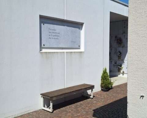 Cimitero di Inveruno: l'allegra comitiva delle signore anziane