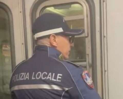 Terrore sul treno: uomo impazzisce e inizia a urlare