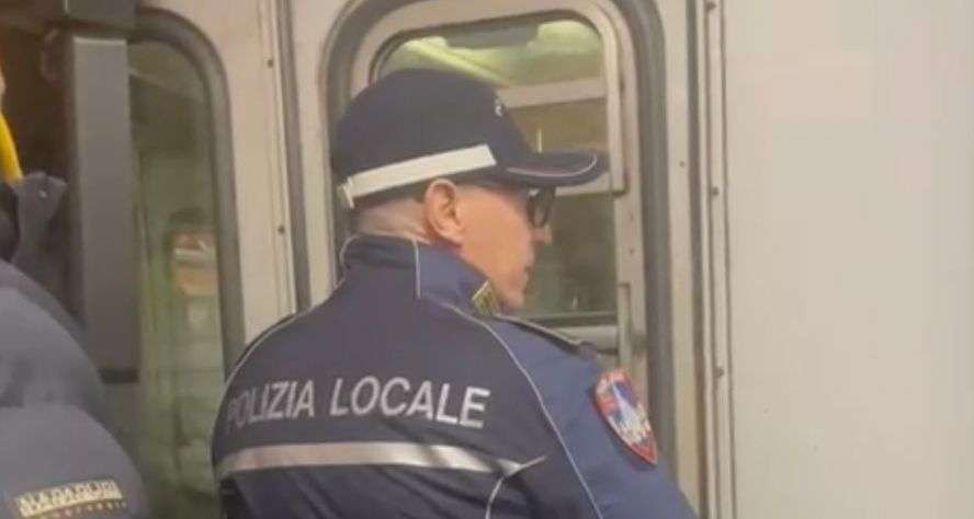 Terrore sul treno: uomo impazzisce e inizia a urlare