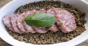 Come cucinare il cotechino a Capodanno senza rovinarlo dopo ore di attesa