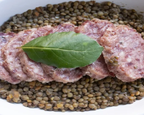 Come cucinare il cotechino a Capodanno senza rovinarlo dopo ore di attesa