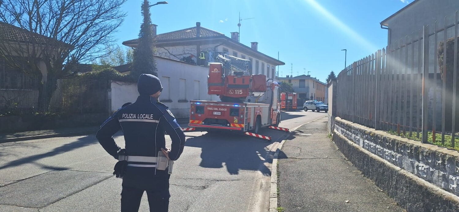 Inveruno: via Garibaldi prende fuoco un tetto per colpa del camino