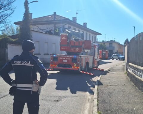 Inveruno: via Garibaldi prende fuoco un tetto per colpa del camino