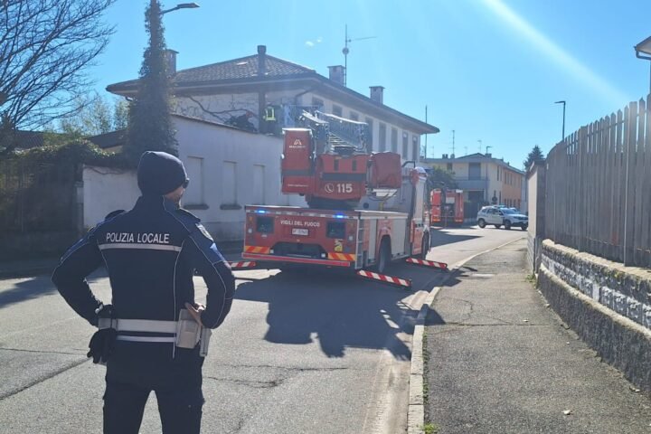 Inveruno: via Garibaldi prende fuoco un tetto per colpa del camino