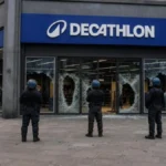 Vetrine distrutte del negozio Decathlon in piazza Cairoli durante gli scontri a Milano