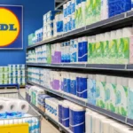 Scaffale di supermercato con prodotti marca Lidl e fazzoletti di carta